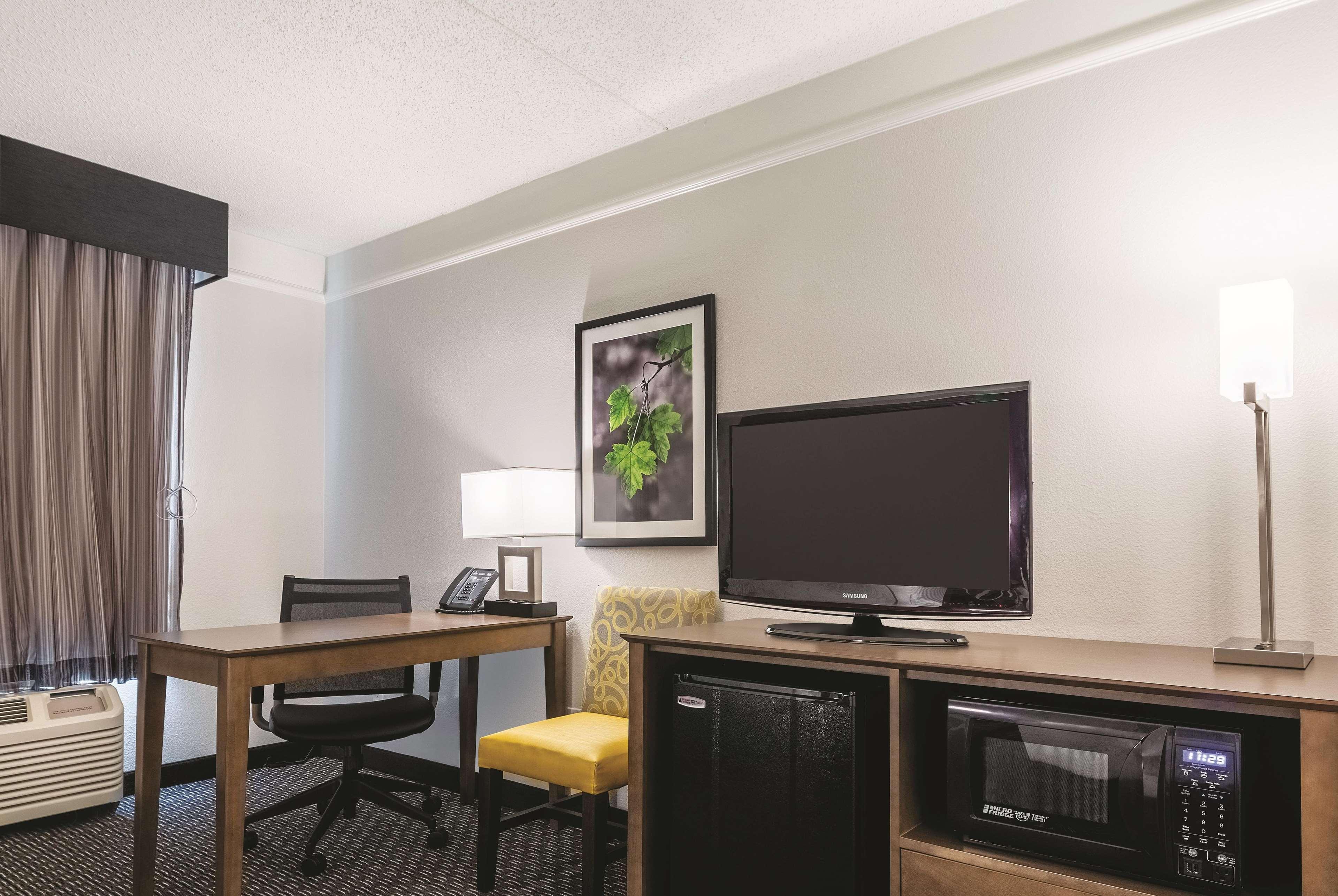 Hotel La Quinta By Wyndham Alexandria Airport Zewnętrze zdjęcie