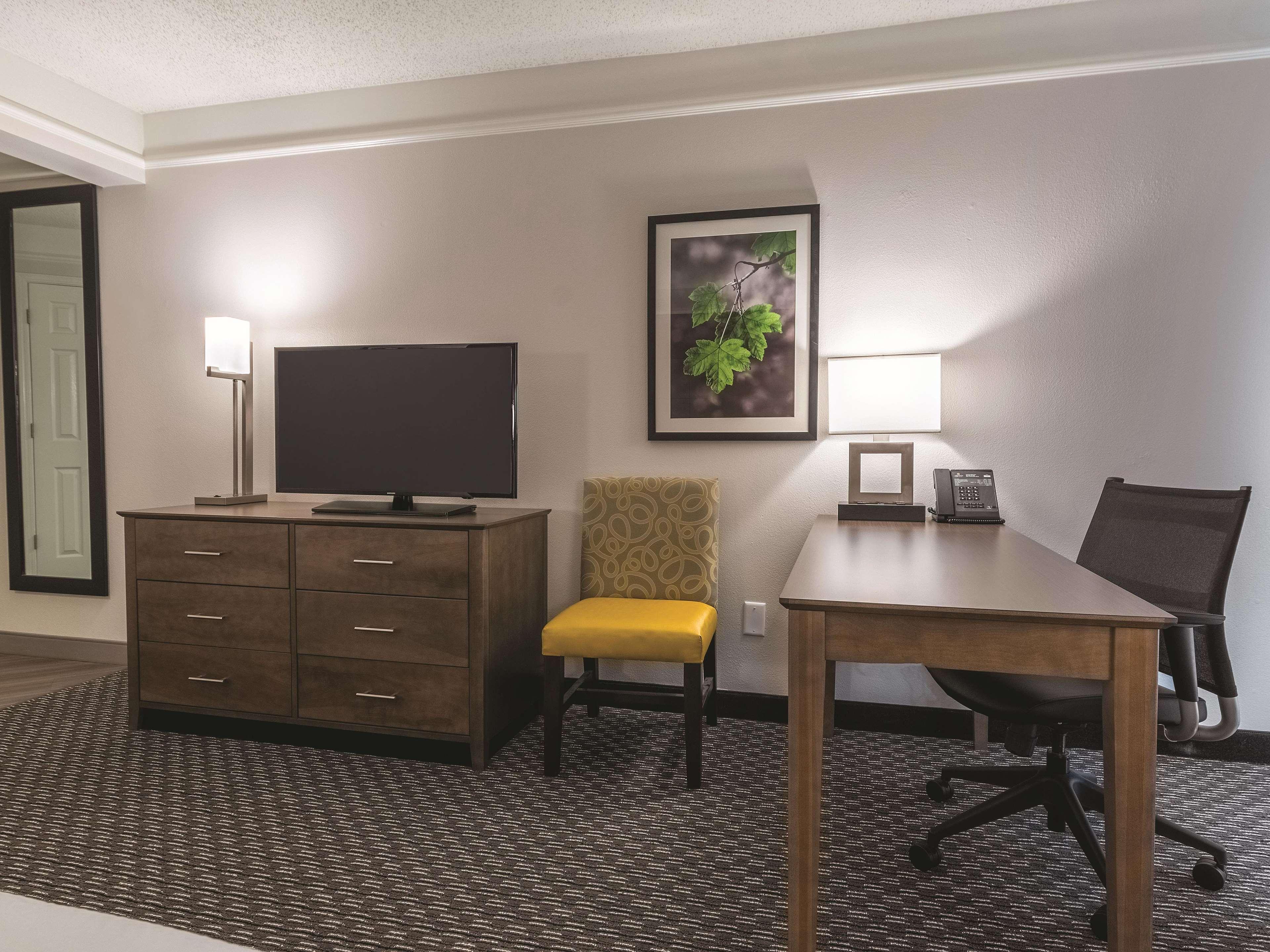 Hotel La Quinta By Wyndham Alexandria Airport Zewnętrze zdjęcie