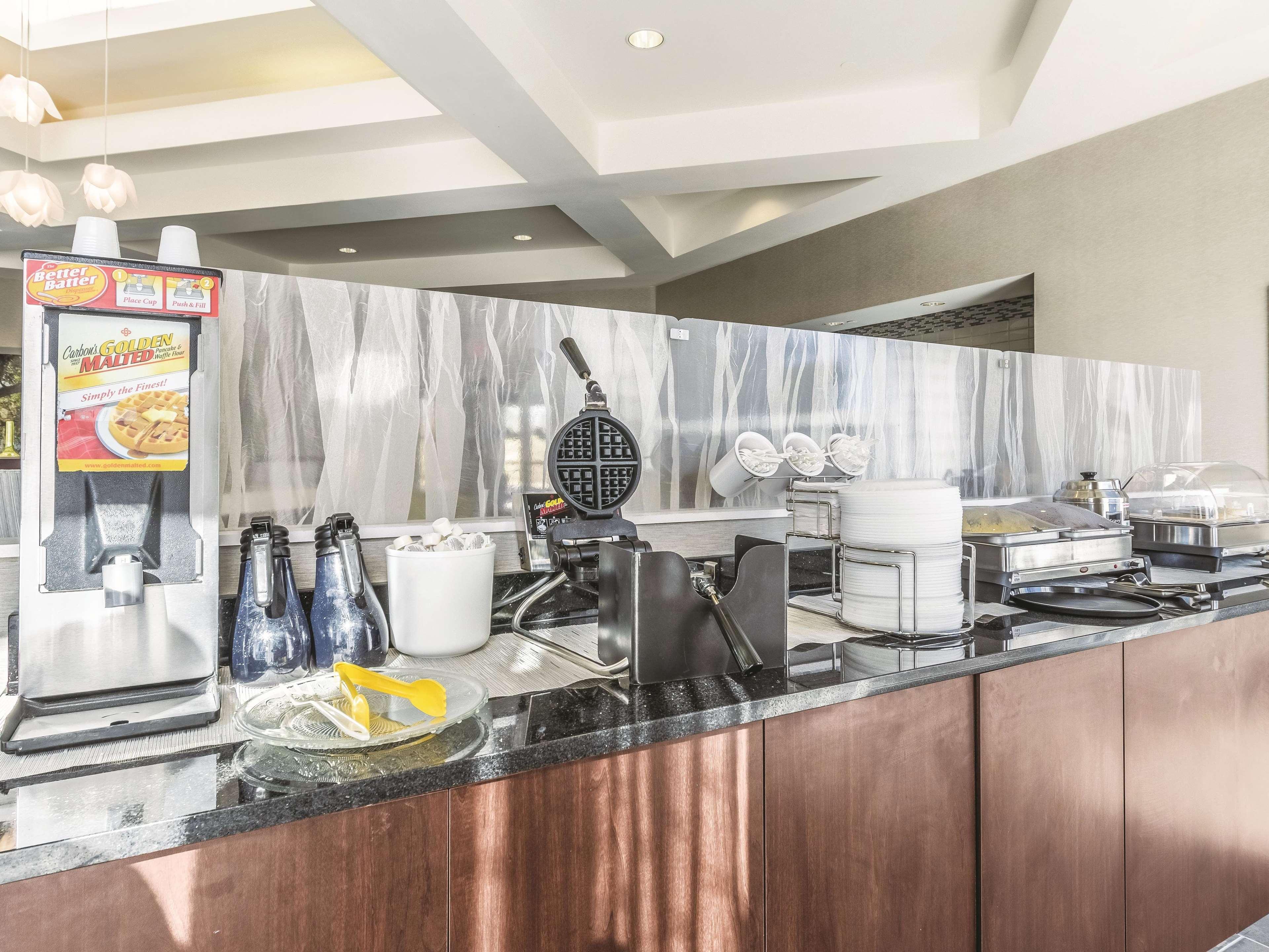 Hotel La Quinta By Wyndham Alexandria Airport Zewnętrze zdjęcie